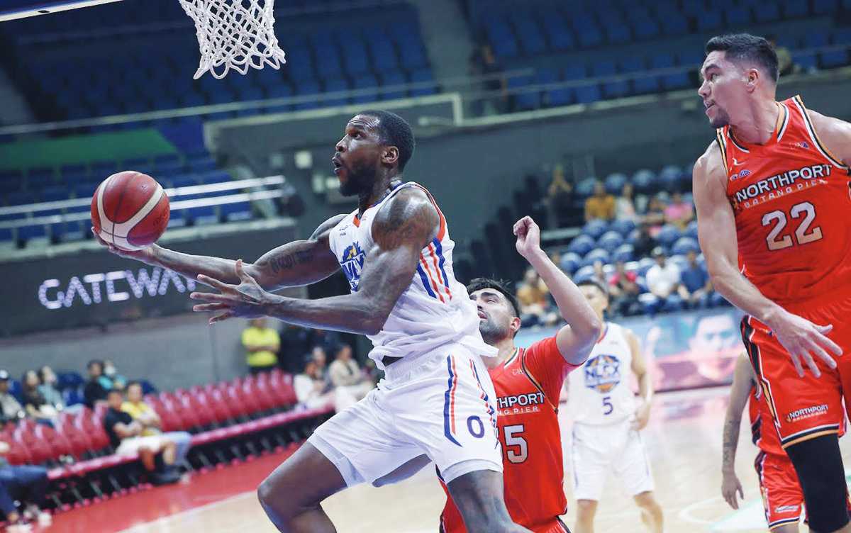 NLEX Road Warriors’ Thomas Robinson goes for a reverse basket. (PBA photo)