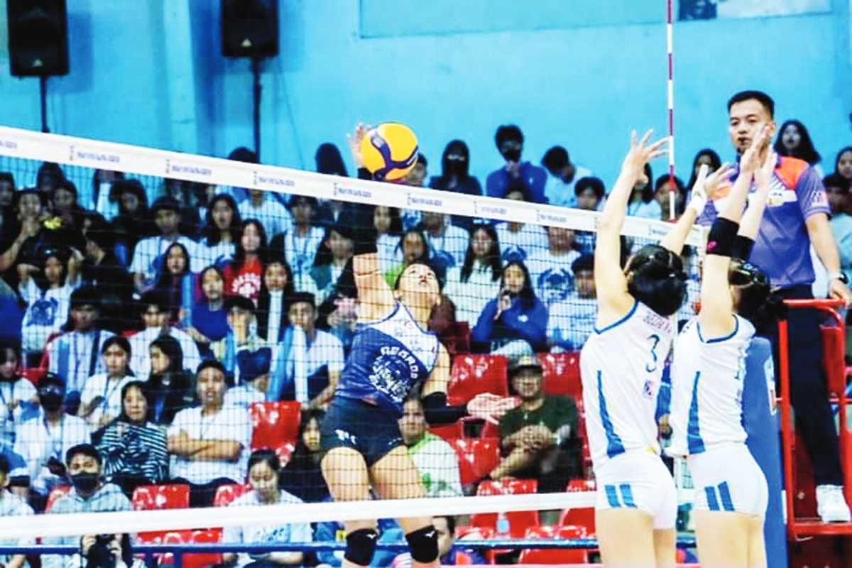 Negros ICC Blue Hawks' Angel Mae Habacon scores against the defense of the Bacoor City Strikers Metro Land Builders Corp. (MPVA photo) 