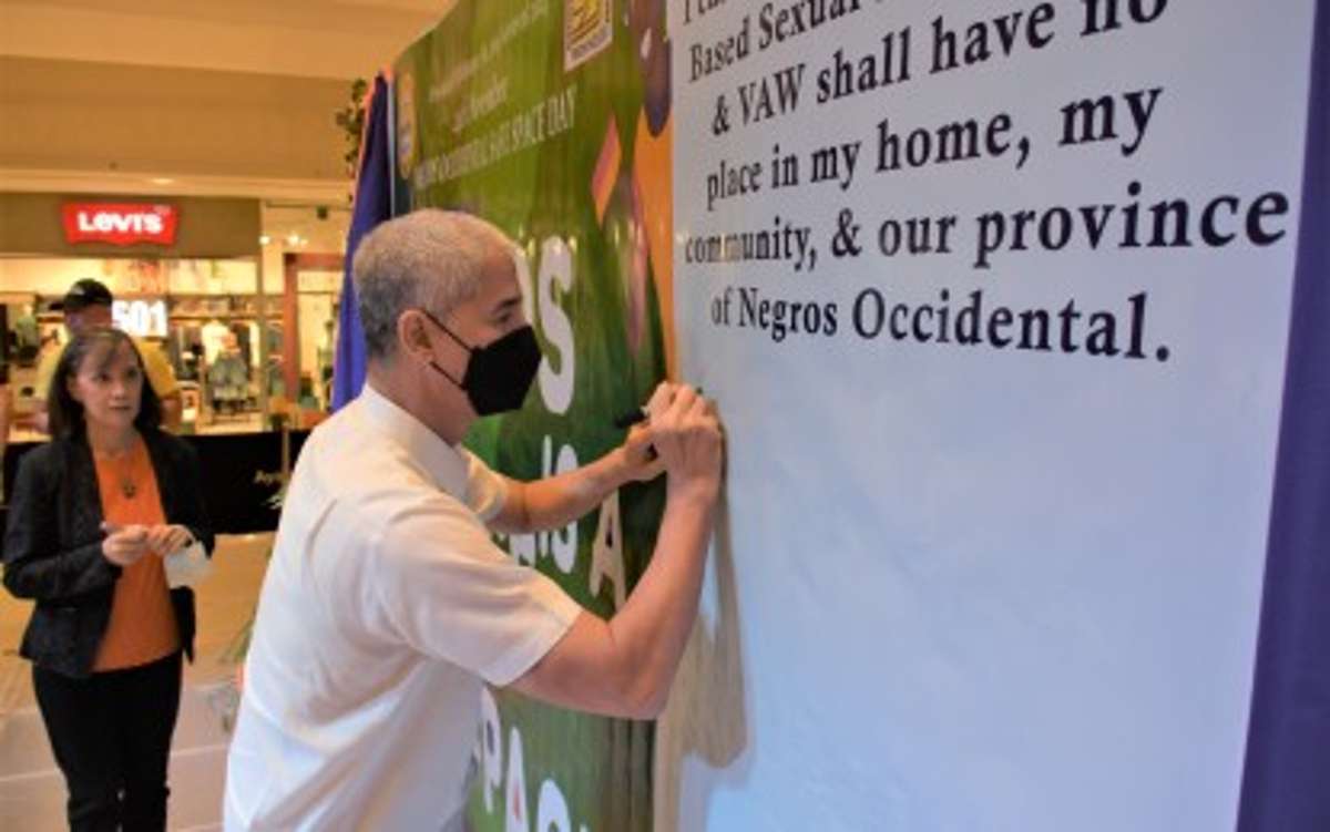 Negros Occidental Governor Eugenio Jose Lacson leads the signing of the Safe Space pledge during the first Negros Occidental Safe Space Day, declared under Provincial Ordinance 9-2023 in line with the initiatives to localize Republic Act 11313, otherwise known as the Safe Spaces Act, at a mall in Bacolod City on Friday, November 24, 2023. Story on page 2. (Negros Occidental PIO photo)