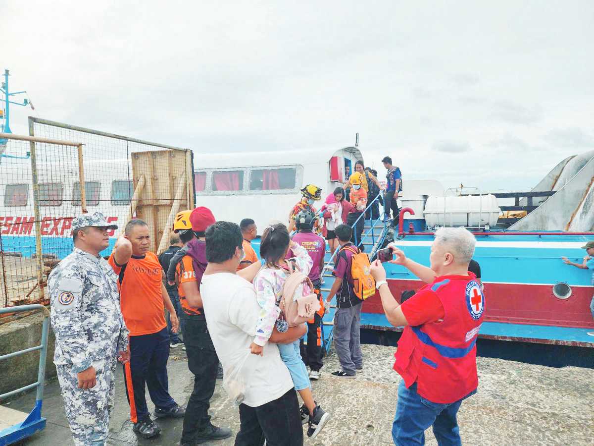 The rescued passengers from a distressed fast craft are safely ferried aboard marine tugboats and Philippine Coast Guard patrol vessel BRP Kalanggaman going to Bredco Port in Bacolod City on Tuesday afternoon, Nov. 21. AUXILIARY CAPTAIN NOEL IMALAY PHOTO