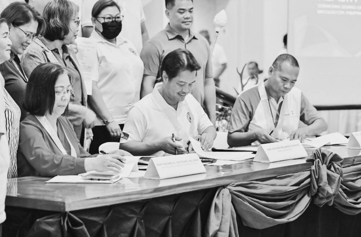 Bacolod City Mayor Alfredo Abelardo Benitez (center) signed a memorandum of understanding for the establishment of the local health system integration under the Republic Act 11223, or the Universal Health Care Act of 2019 in rites held at the Government Center main lobby yesterday, December 4, 2023. Other signatories were Dr. Mary Pauline Gestosani (left), chief of Department of Health-Western Visayas Regulations, Licensing and Enforcement Division, representing Regional Director Adriano Suba-an; and Edgar Yocariza, head of PhilHealth in Bacolod, on behalf of PhilHealth in Western Visayas vice president Janet Monteverde. (Bacolod City PIO photo)