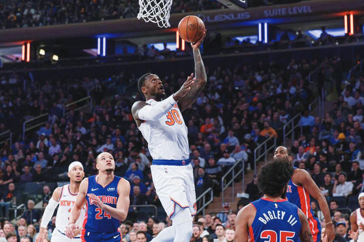 New York Knicks forward Julius Randle goes to the basket during the first half against the Detroit Pistons. (Vincent Carchietta / Reuters photo)