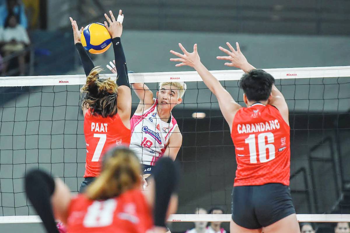 Creamline Cool Smashers’ Diana Carlos unleashed an attack against the defense of Chery Tiggo Crossovers’ Mylene Paat. (PVL photo) 