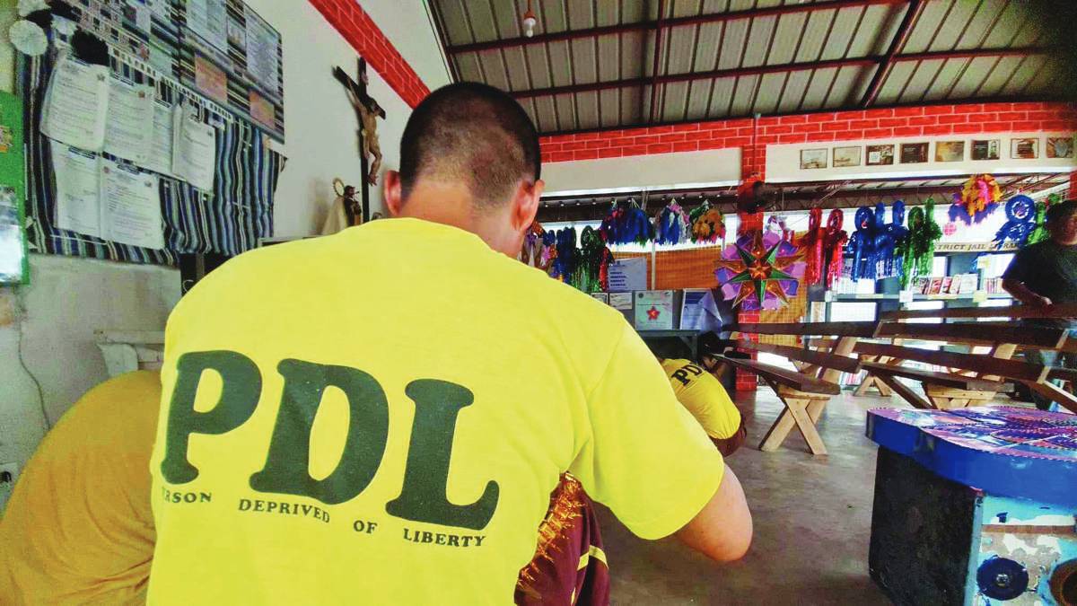 A person deprived of liberty uses the parol-making program to distract himself from the idea that he was at the facility. (Erwin Nicavera / The City Bridge, Bago City Newsletter)