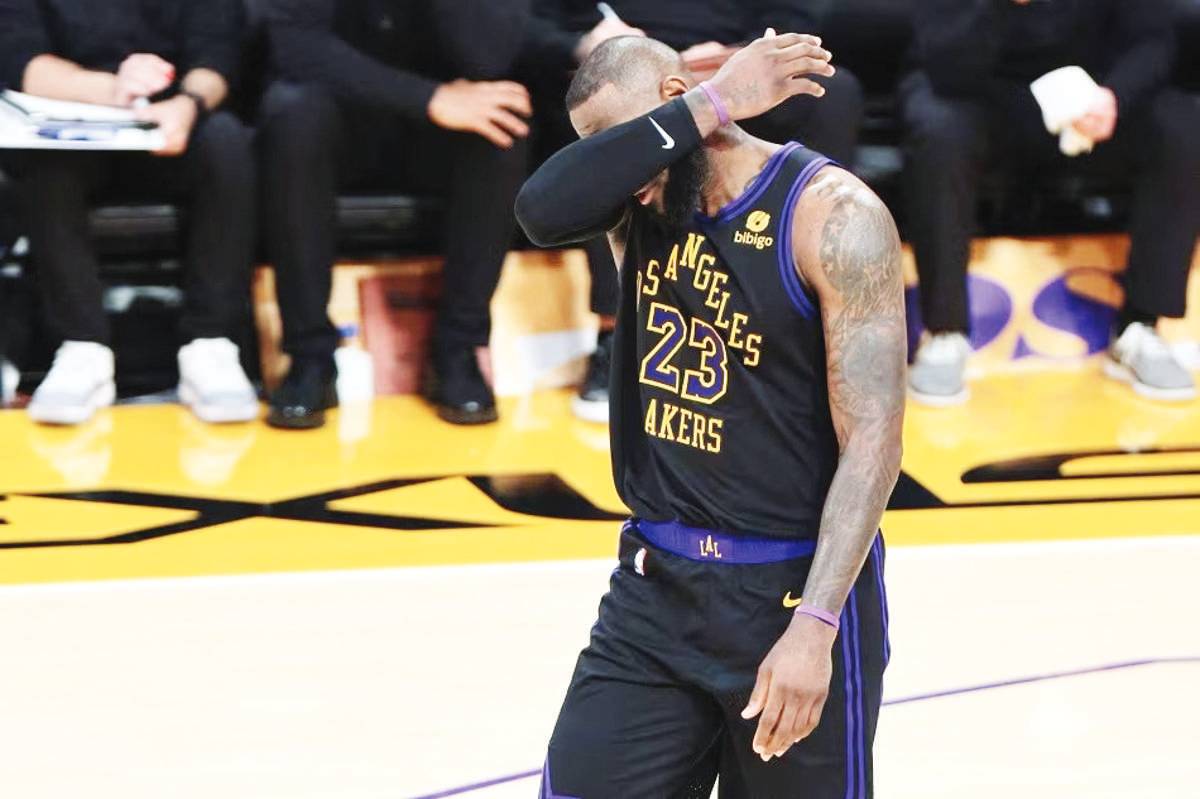 Los Angeles Lakers forward LeBron James reacts after a missed basket during the second half of their NBA game against the New York Knicks in Los Angeles, California on December 18, 2023. (Allison Dinner / EPA-EFE photo)