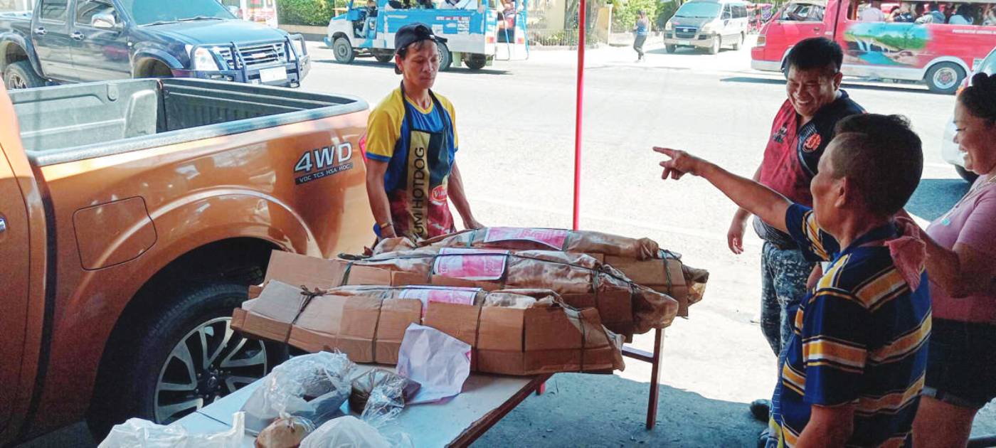 The interest of the consumers for lechon has not waned despite the threat of hog cholera and African swine fever. (Dominique Gabriel G. Bañaga photo)