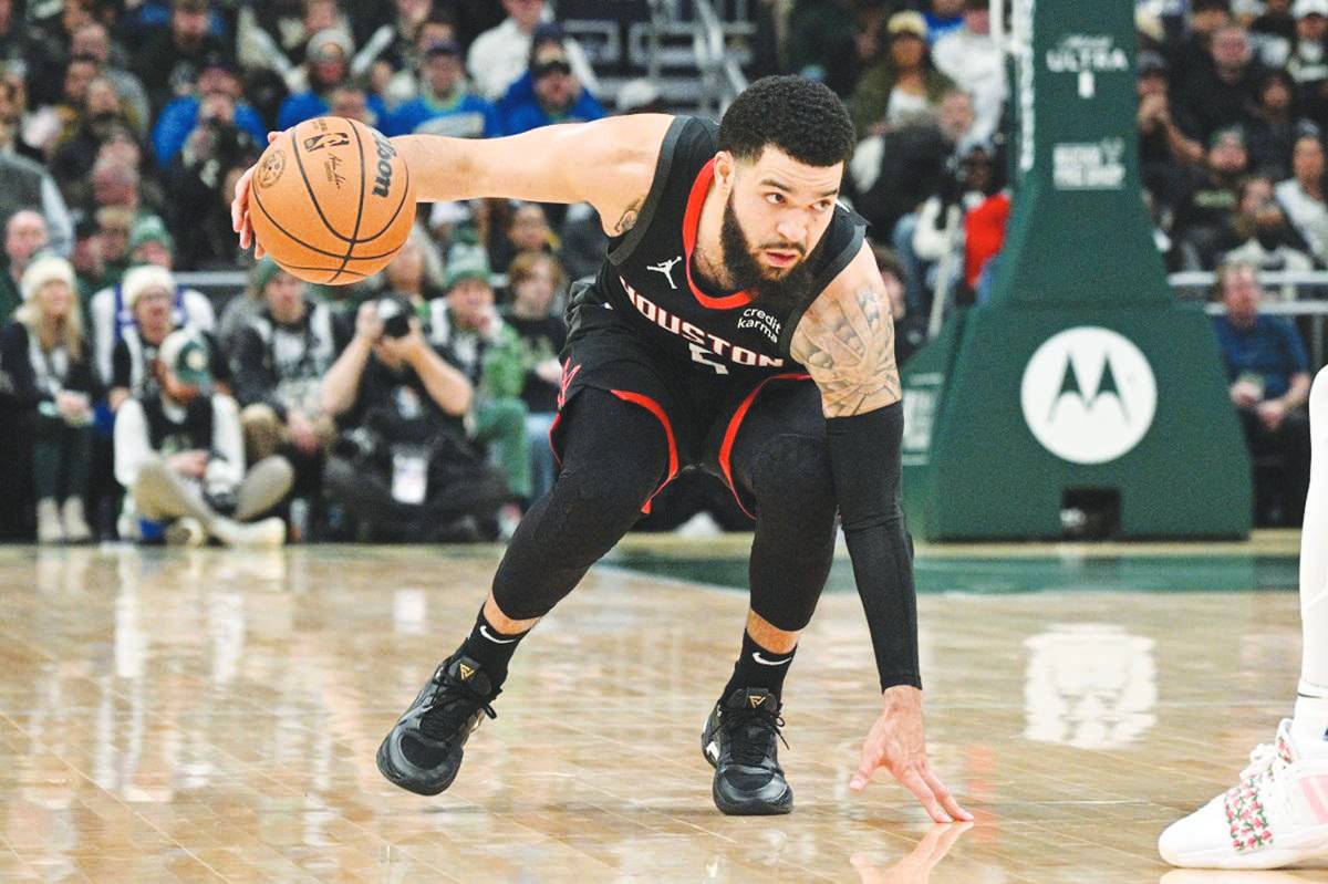 Houston Rockets guard Fred VanVleet brings the ball up the court against the Milwaukee Bucks. (Michael McLoone / Reuters photo)