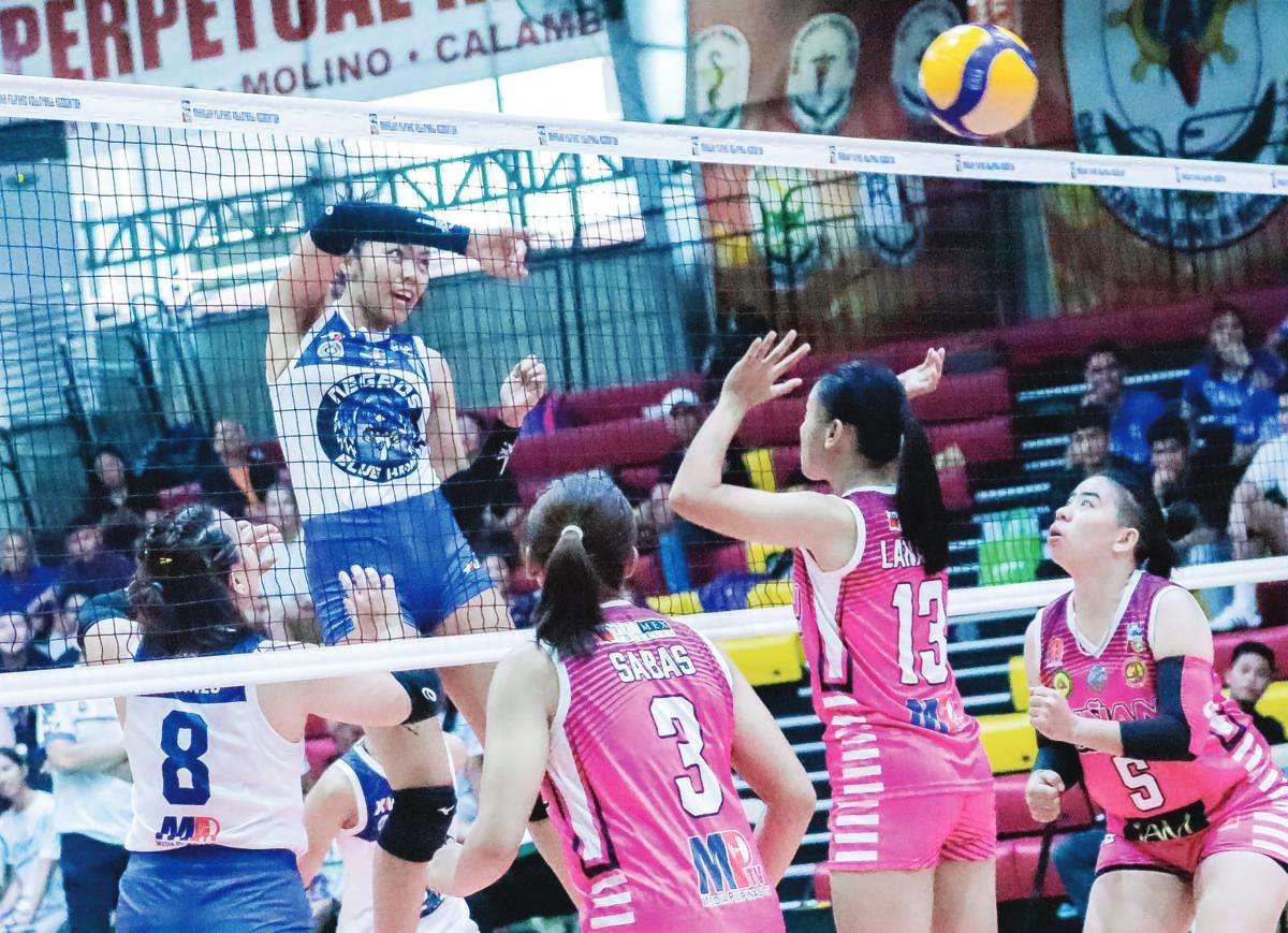 Negros ICC Blue Hawks’ Ma. Audrei Pagayanan scores against the defense of Biñan Tatak Gel - I Am Worldwide. (MPVA photo) 