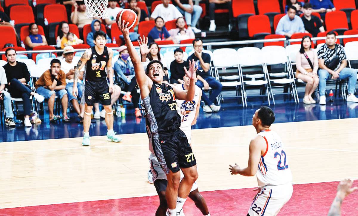 TNT Tropang Giga’s Jewel Ponferrada scores on a reverse layup against an NLEX Road Warriors defender. (PBA photo)