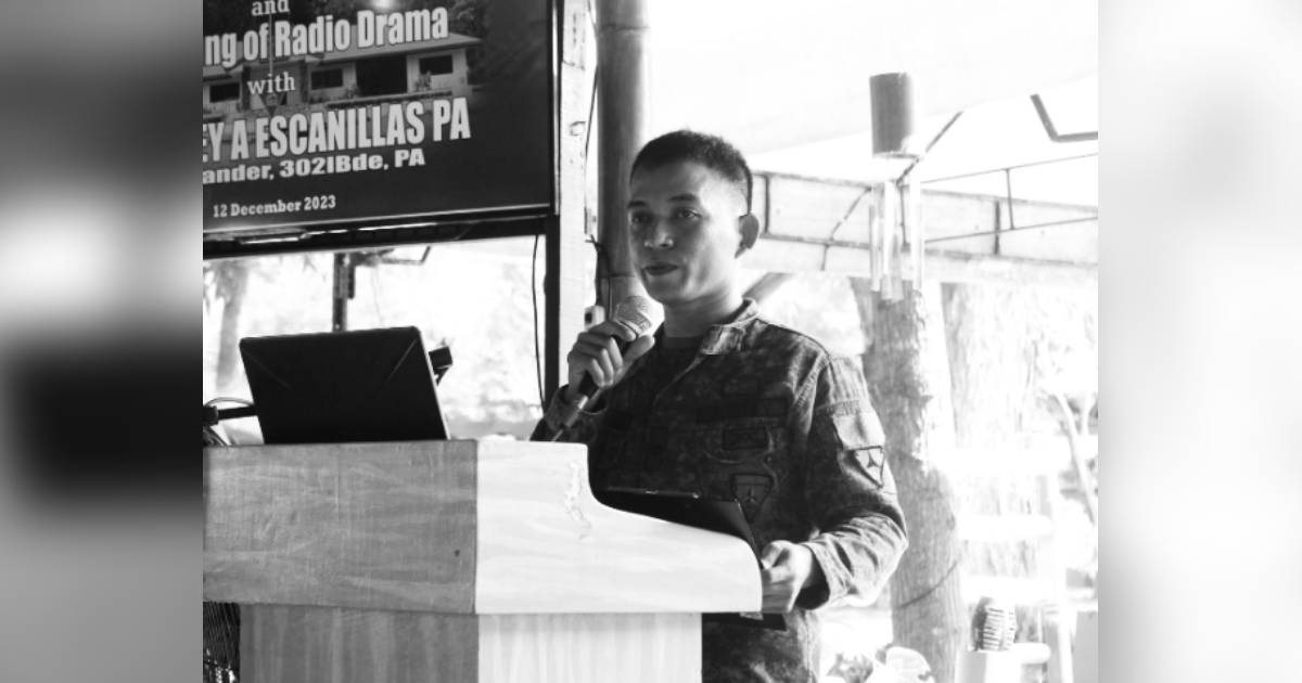 Philippine Army’s 302nd Infantry Brigade Civil-Military Operations Officer, Major Jecey Batiller, discussing the plot of the “Sugilanon sa Kabukiran” radio drama at Camp Leon Kilat in Negros Oriental’s Tanjay City. (PIA-7 Negros Oriental)