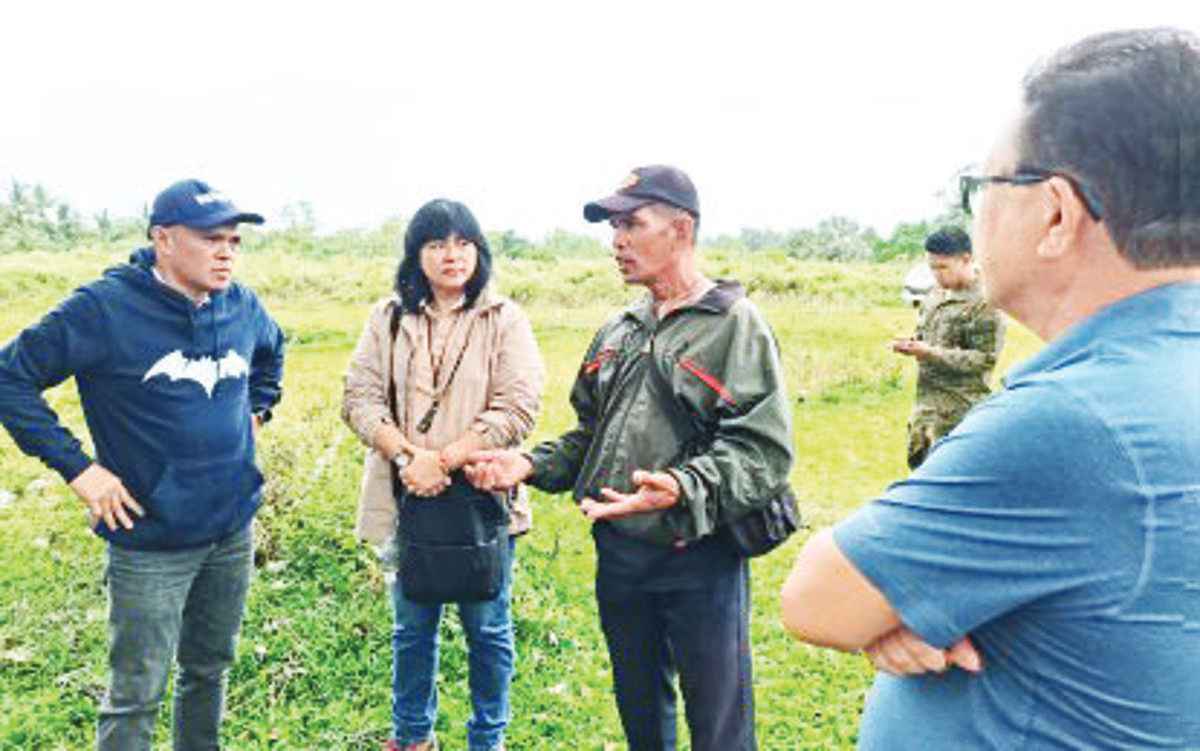 Manuel Galon Jr. (left), Provincial Agrarian Reform Officer 1 of the Department of Agrarian Reform (DAR) in Negros Oriental, talks to stakeholders during a site inspection in this undated photo in Negros Oriental’s Basay town. The DAR has already issued a notice to proceed with the distribution of land titles to former New People's Army rebels who will benefit from the housing project. (PNA / File photo)