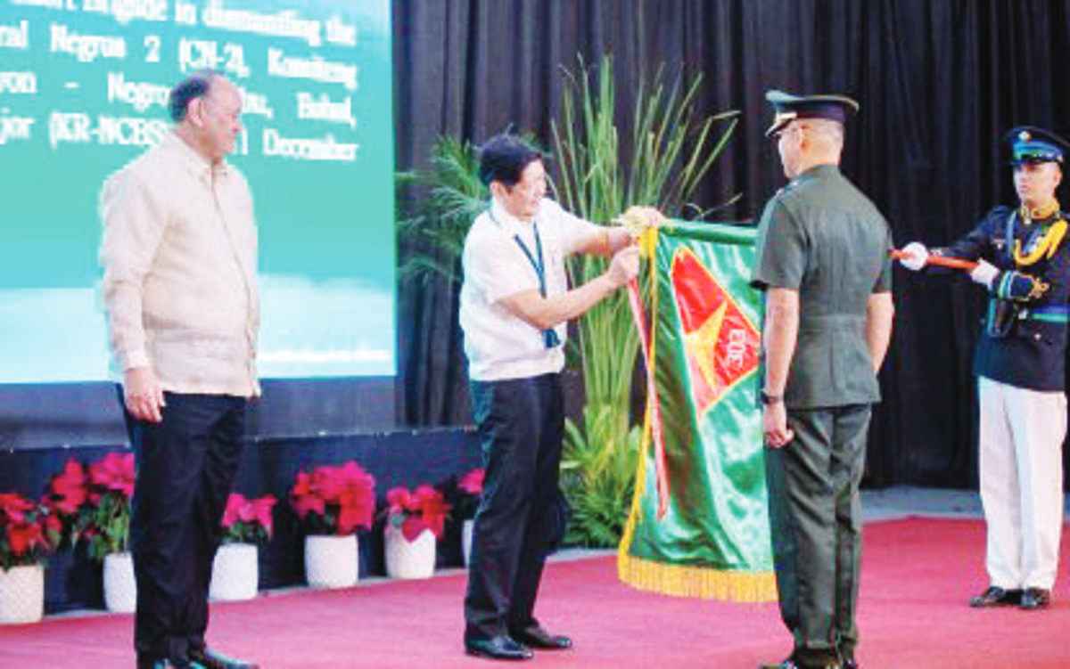 President Ferdinand Marcos Jr., in the presence of Defense Secretary Gilbert Teodoro (left), bestows the campaign streamer award to the Philippine Army’s 303rd Infantry Brigade headed by commander Brigadier General Orlando Edralin (right), for dismantling guerrilla fronts in Negros Island and significantly contributing to the Armed Forces of the Philippines’ overall victory against communist-terrorist groups. The awarding ceremony was held during the AFP Year-End 2023 Command Conference at Camp Aguinaldo in Quezon City on Monday, January 15, 2024. (3ID photo)