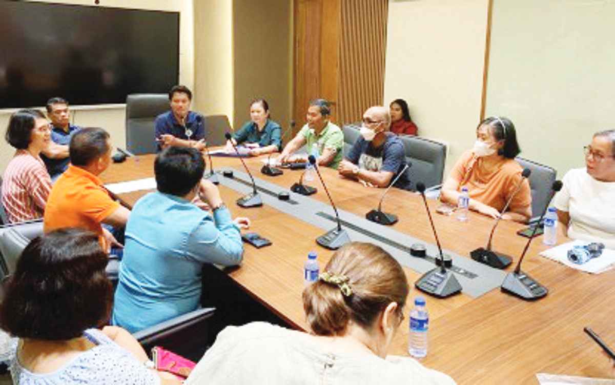 Bacolod City Mayor Alfredo Abelardo Benitez, joined by concerned department heads, meets with traditional jeep operators at the Mayor’s Office on January 4, 2024. Benitez reiterated his commitment to assist the operators in a phased implementation of the Public Utility Vehicle Modernization Program. (Bacolod PIO photo) 