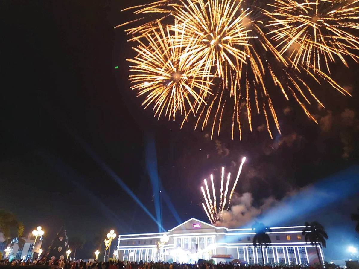 Thousands of Bacolodnons gathered to welcome the New Year with a fireworks display at the Bacolod City Government Center grounds. (Andrew Altarejos photo)