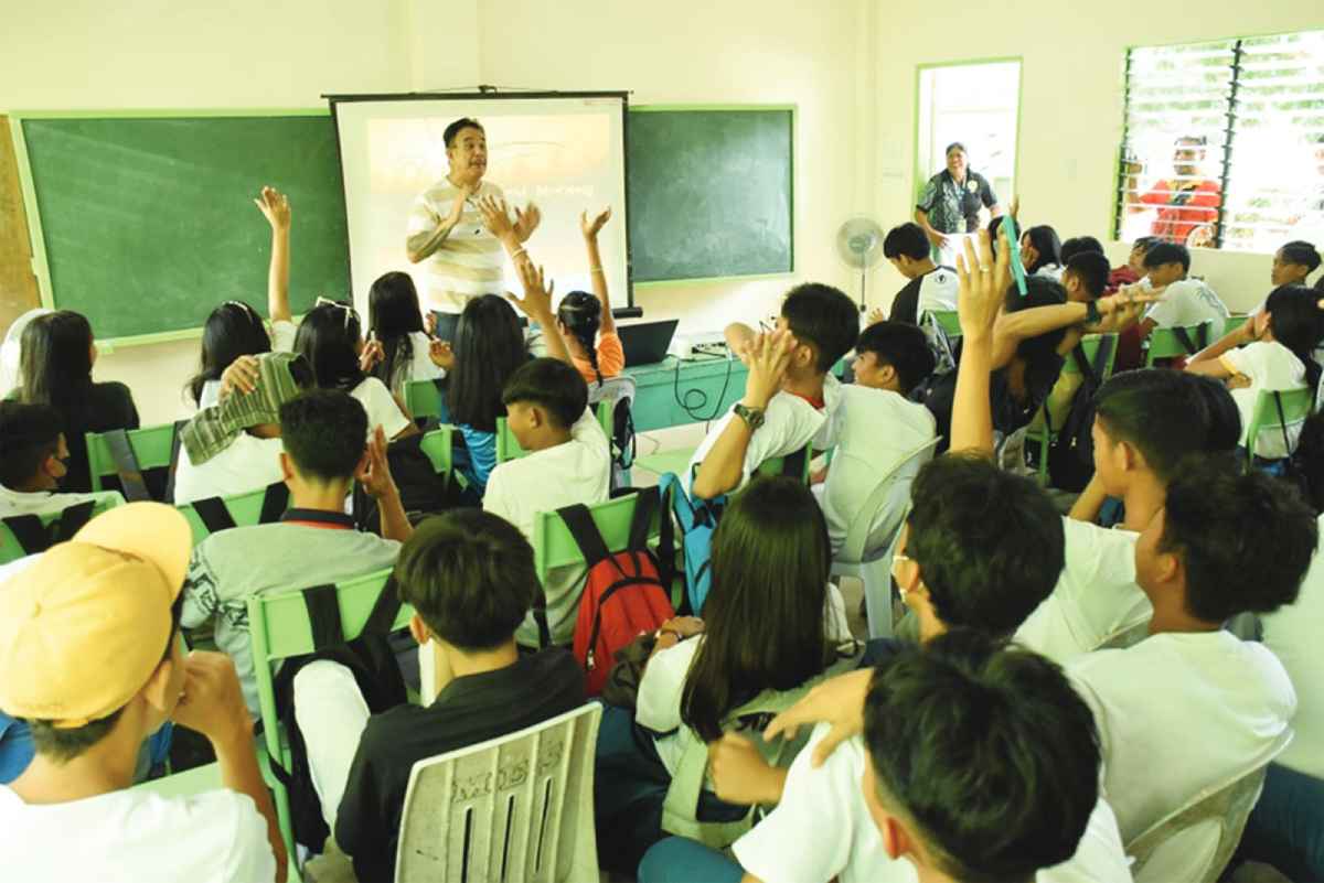 Students of Medina Integrated School in Negros Occidental’s San Carlos City participated in the symposium on drug abuse and prevention conducted by the City Anti-Drug Abuse Council yesterday morning, January 3, 2023. The symposium also tackled the salient provisions and penalties under Republic Act 9165, or the Comprehensive Dangerous Drugs Act of 2002. (San Carlos LGU photo)