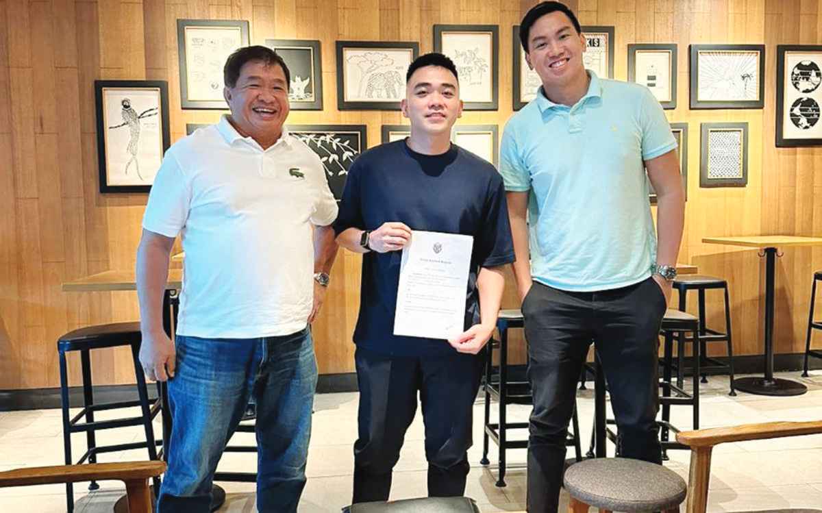 Ilonggo MC Abolucion (center) signs his new contract as Iloilo United Royals head coach with team CEO JJ Javelosa (left) and playing team manager Jay Javelosa. (Iloilo United Royals photo) 