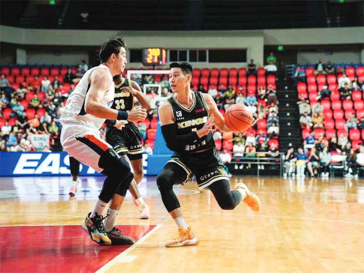 New Taipei Kings’ Jeremy Lin looks to pass the ball after being hounded by the defense of Meralco Bolts’ Clifford Hodge. (EASL photo) 