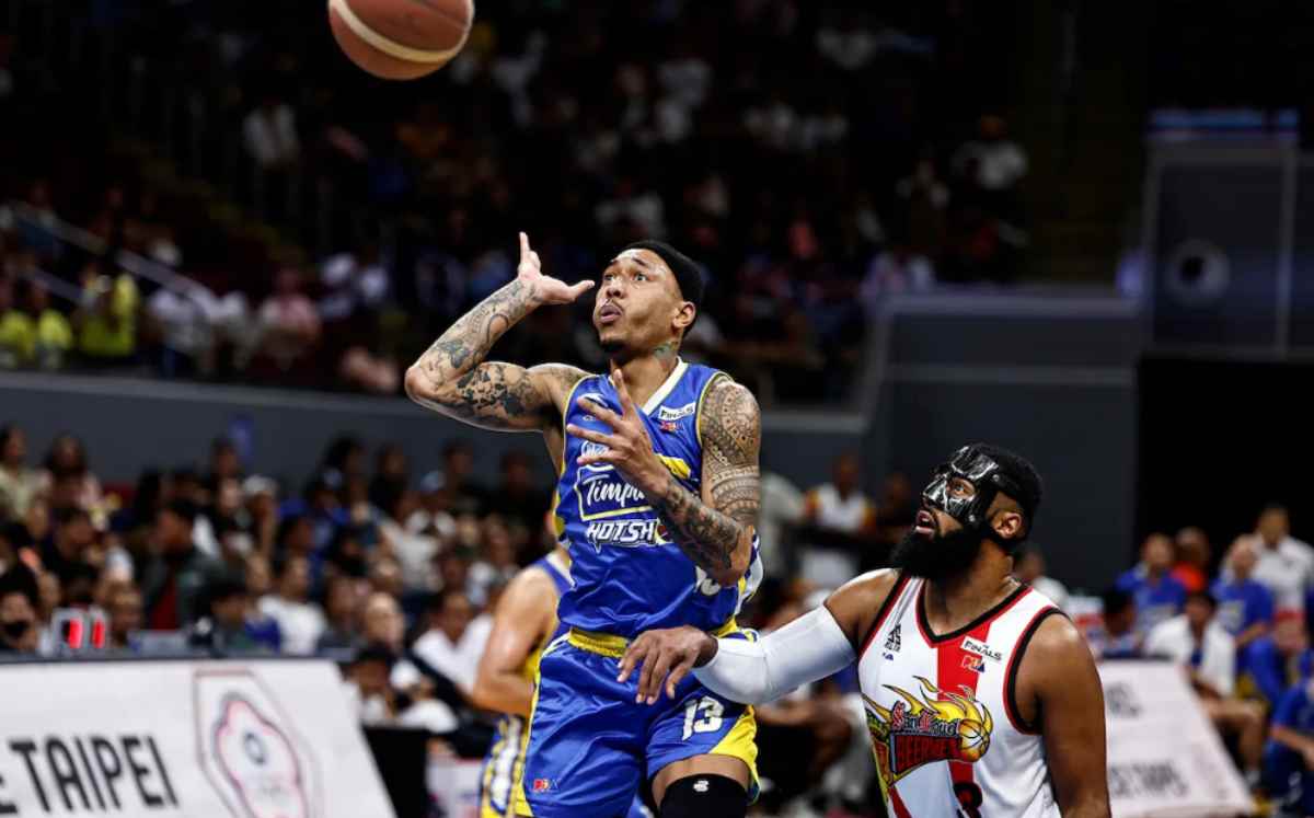 MAGNOLIA’S CALVIN ABUEVA and SAN MIGUEL’S MO TAUTUAA (PBA photo)