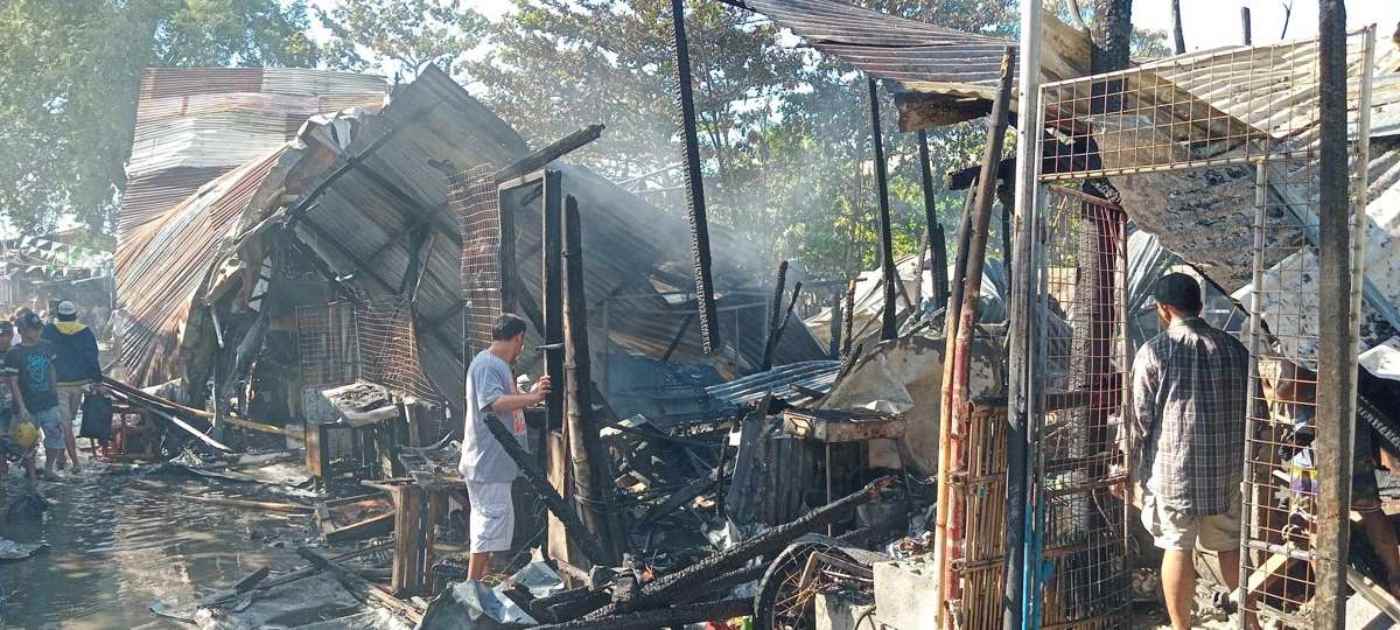 Yesterday afternoon’s blaze in Purok Kagaykay, Barangay 2, Bacolod City razed 12 houses and left approximately P1.5 million in damage. DGBAÑAGA/WATCHMEN DAILY JOURNAL