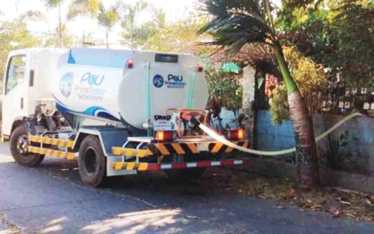 A household experiencing water shortage avails of supply distributed by PrimeWater and its joint venture partner Bacolod City Water District last week. In his letter to Mayor Alfredo Abelardo Benitez dated March 7, 2024, PrimeWater president Roberto Fabrique, Jr. says they have devised a plan to augment the water supply that will allow them to deliver at least an additional seven million liters of water per day to residents of Bacolod. (Baciwa-PrimeWater Facebook photo)