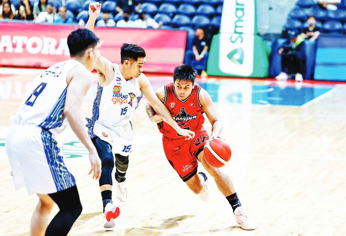 Blackwater Bossing’s Rey Nambatac tries to ward off the defense of Bacolodnon Kib Montalbo of TNT Tropang Giga. (PBA photo)