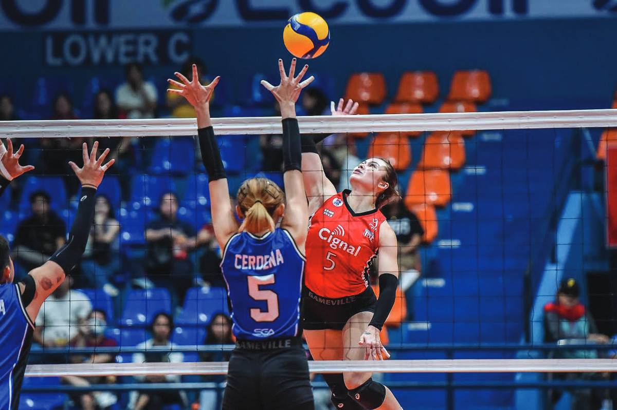 Cignal HD Spikers’ Vanessa Gandler scores against the defense of Strong Group Athletics’ Eli Cerdena. (PVL photo)Cignal HD Spikers’ Vanessa Gandler scores against the defense of Strong Group Athletics’ Eli Cerdena. (PVL photo)