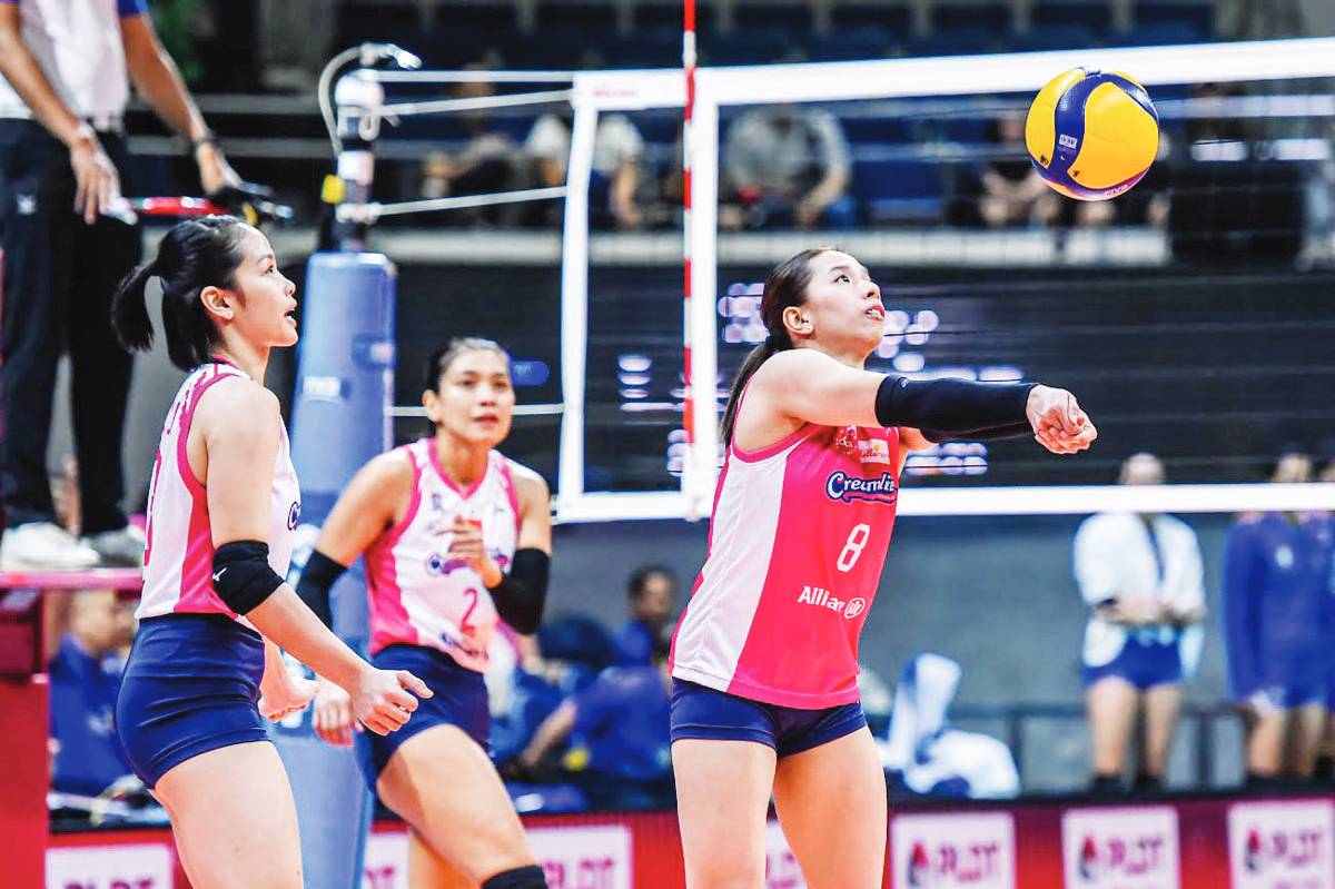 Creamline Cool Smashers’ Jorella de Jesus tries to save the ball. (PVL photo)