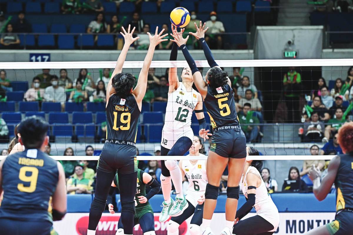 Negrense Angel Canino of De La Salle University Lady Spikers scores against the defense of Far Eastern University Lady Tamaraws’ Faida Bakanke. (UAAP photo)