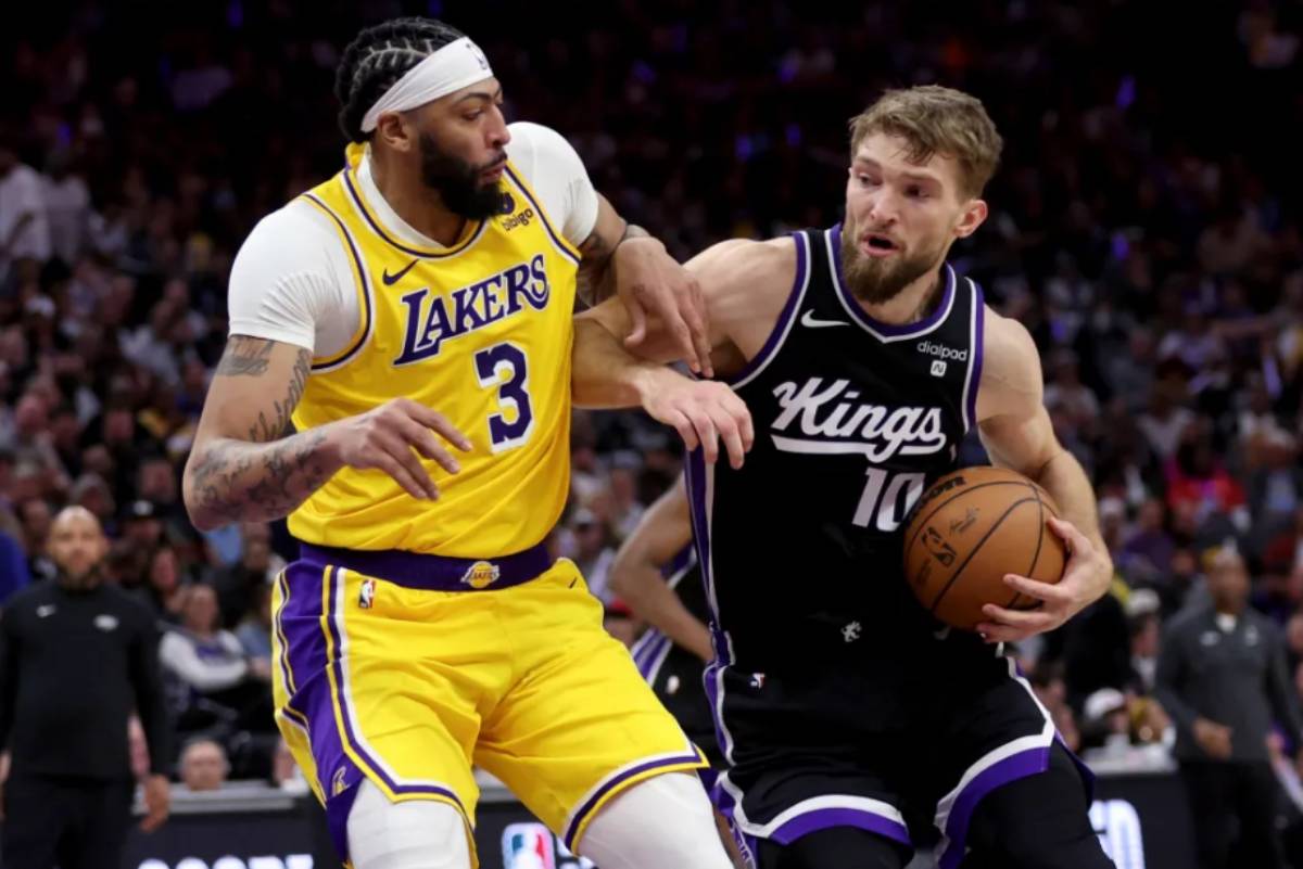 Sacramento Kings forward Domantas Sabonis drives to the basket as Los Angeles Lakers forward Anthony Davis defends. Sabonis had 17 points, 19 rebounds and 10 assists as the Kings won, 120-107, to sweep the four-game season series. (AP / Jed Jacobsohn photo)