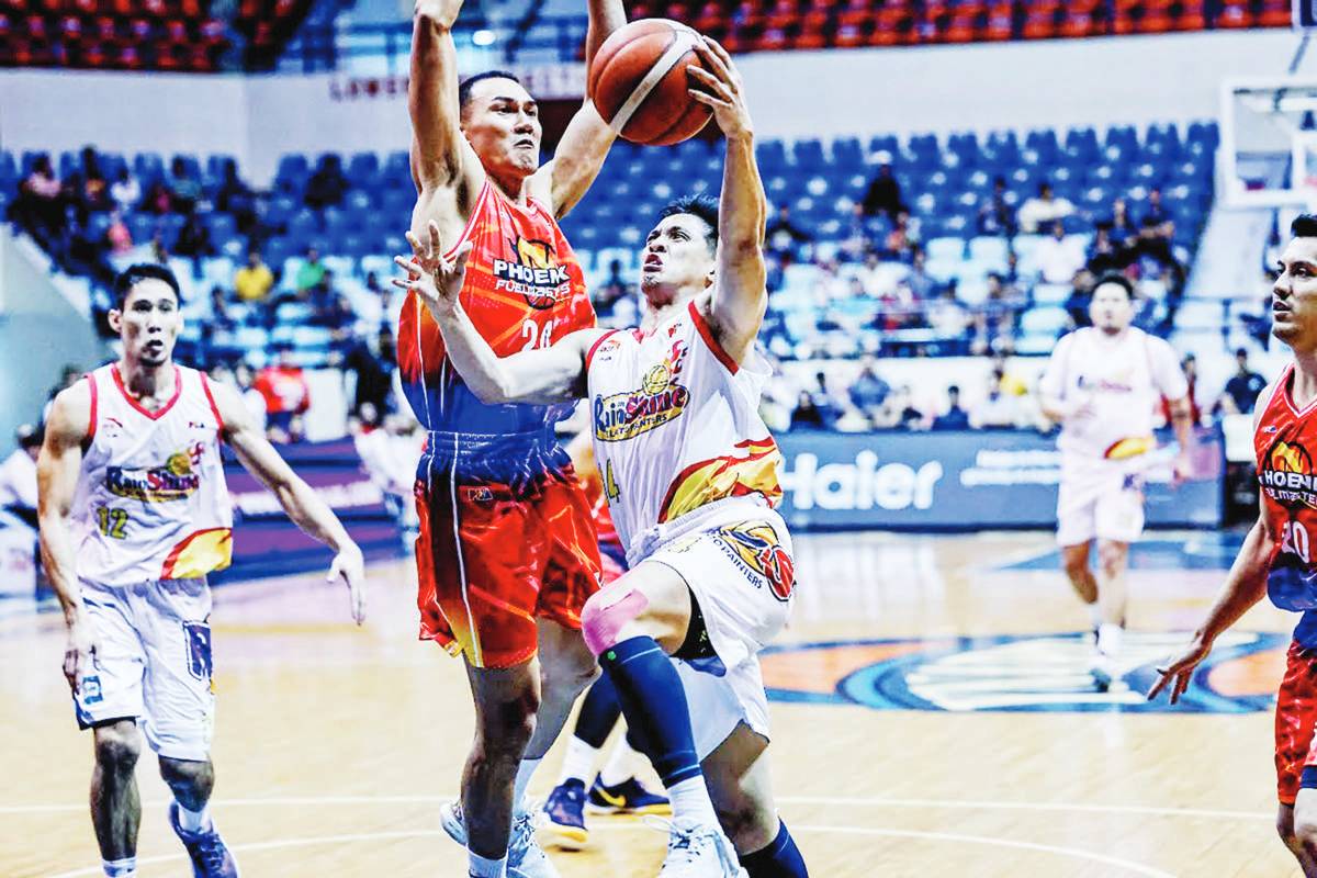 Rain or Shine Elasto Painters’ Andrei Caracut attacks the defense of Phoenix Fuel Masters’ Simon Camacho for a layup. (PBA photo)