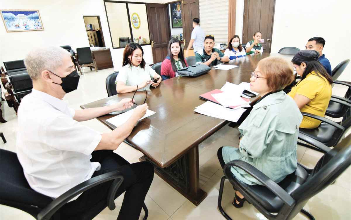 Negros Occidental Governor Eugenio Jose Lacson met with personnel from the Water Resources Management Division under the Department of Agriculture’s Bureau of Soil and Water Management for a briefing on the conduct of a joint area assessment for pre-cloud seeding operation yesterday, March 4, 2024. The project aims to boost precipitation, especially in agricultural areas, to lessen the effects of the El Niño phenomenon. (Negros Occidental provincial government photo)