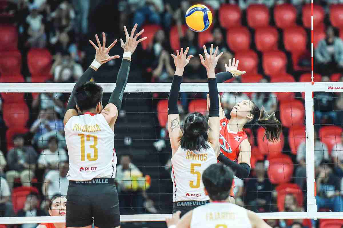 Chery Tiggo Crossovers’ Eya Laure attempts to score against the defense of PLDT High Speed Hitters’ Erika Santos. (PVL photo)