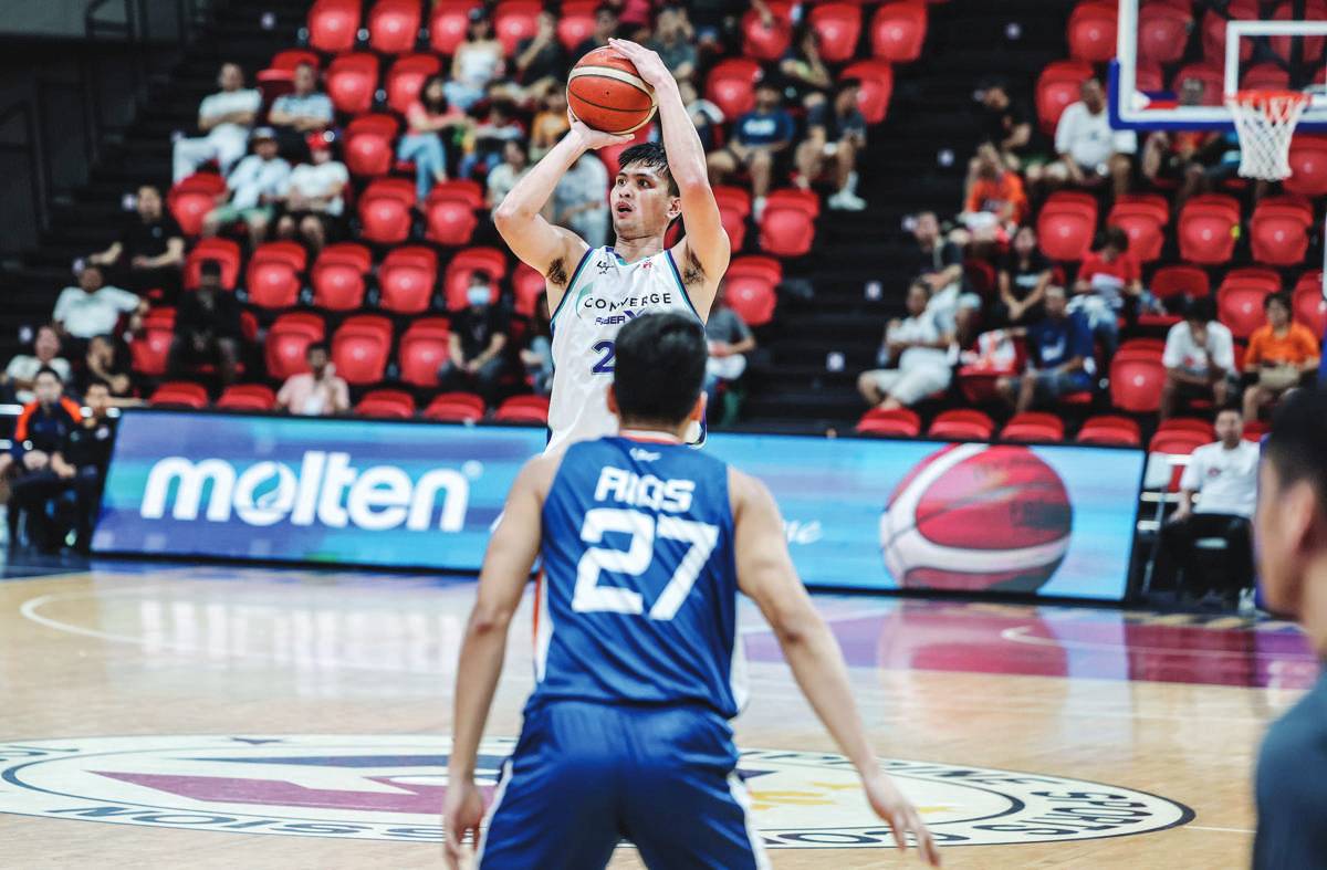 Bryan Santos connects seven triples in Converge FiberXers’ win over the Meralco Bolts. (PBA photo)