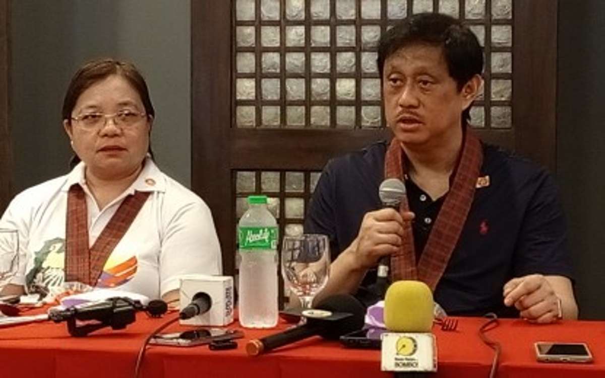 Department of Agrarian Reform Secretary Conrado Estrella III (right) and Western Visayas Regional Director Sheila Enciso in a press conference in Bago City, Negros Occidental yesterday, April 8, 2024. Estrella joined President Ferdinand Marcos, Jr. during the distribution of certificates of land ownership award and support services to agrarian reform beneficiaries in Negros Occidental on the same day. (PNA photo)