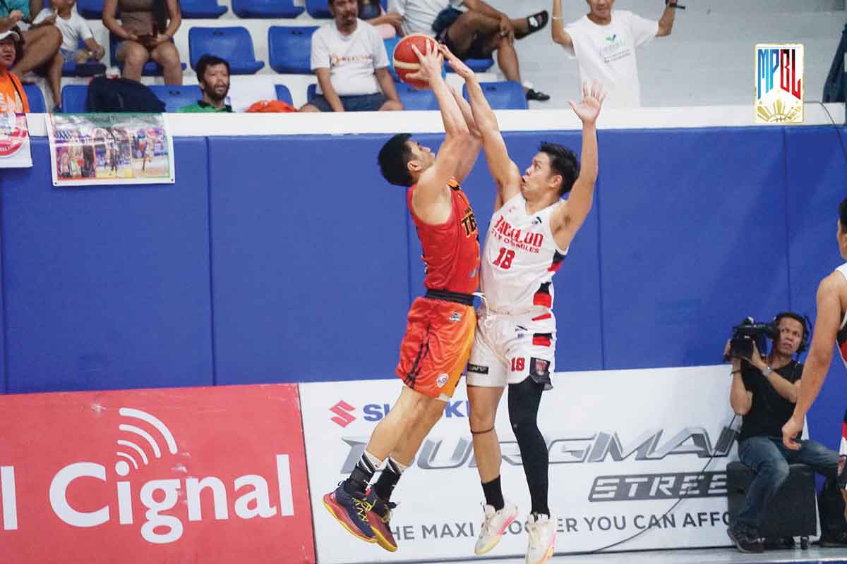 Bacolod City of Smiles’ Alfred Sedillo blocks the shot of Davao Occidental Tigers-Cocolife’s Arthur dela Cruz. (MPBL photo)