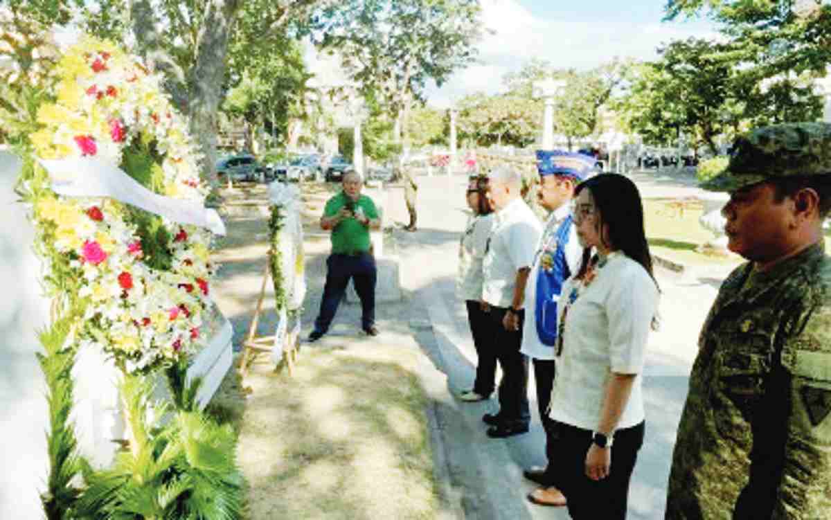 Government officials and several veterans and their families lay wreaths at the marker of fallen World War II veterans yesterday, April 26, 2024. The 79th liberation day anniversary from the Japanese occupation was commemorated with a simple ceremony at Quezon Park in Dumaguete City, Negros Oriental. (PNA photo)