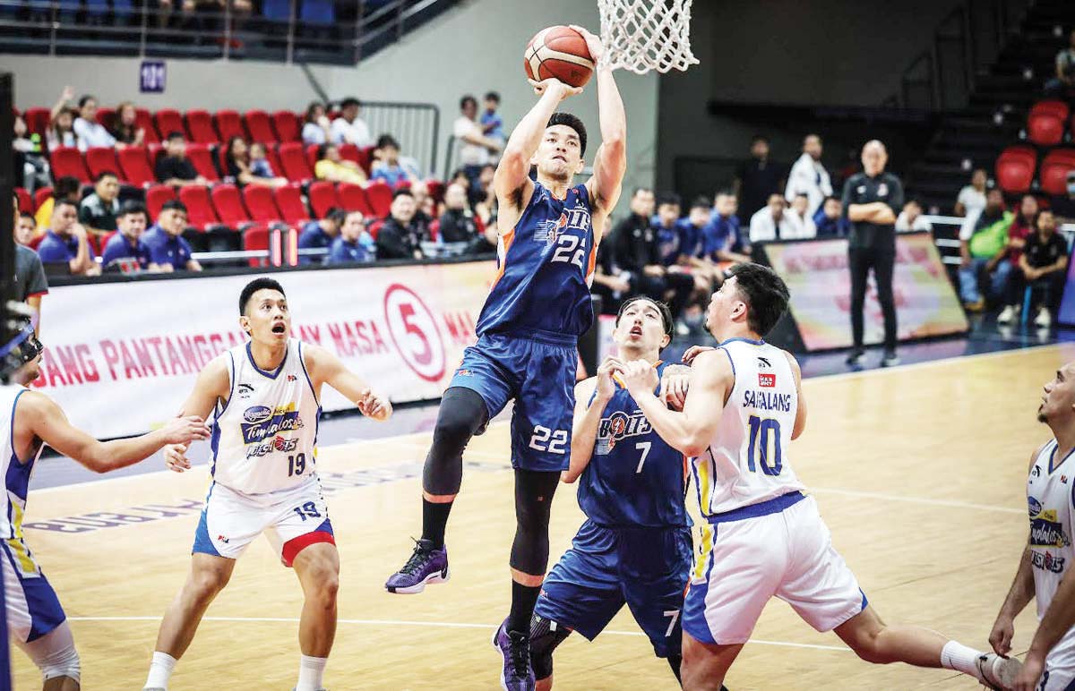 Meralco Bolts forward Allein Maliksi goes for a tough basket. (PBA photo)