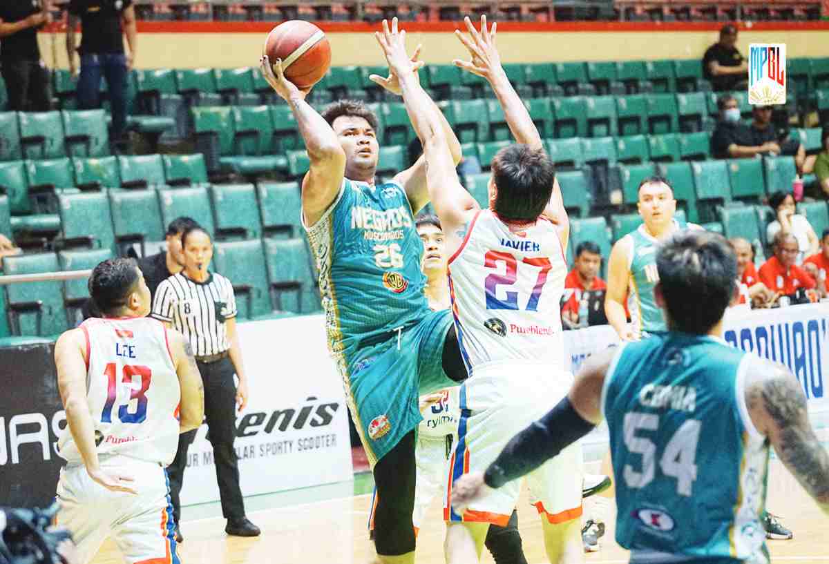 Negros Muscovados’ Germy Mahinay goes for a one-hander shot against the defense of Bicolandia Oragons’ Chris Javier. (MPBL photo)