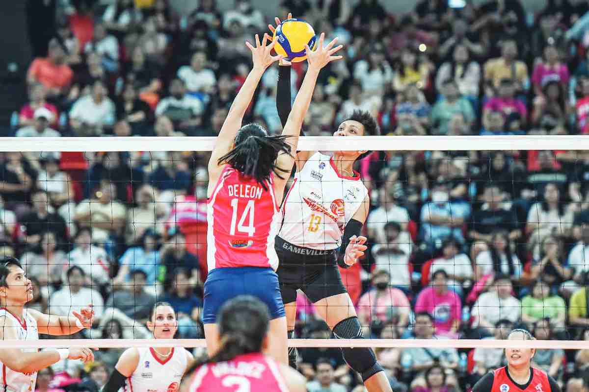 Aklanon Dell Palomata of the PLDT High Speed Hitters scores against the defense of Creamline Cool Smashers’ Bea de Leon. (PVL photo)