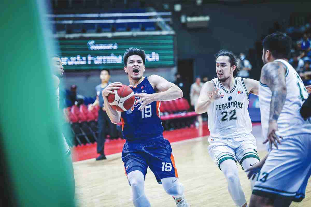 Meralco Bolts’ Kier John Quinto delivered timely shots in the endgame during their win over the Terrafirma Dyip. (PBA photo)