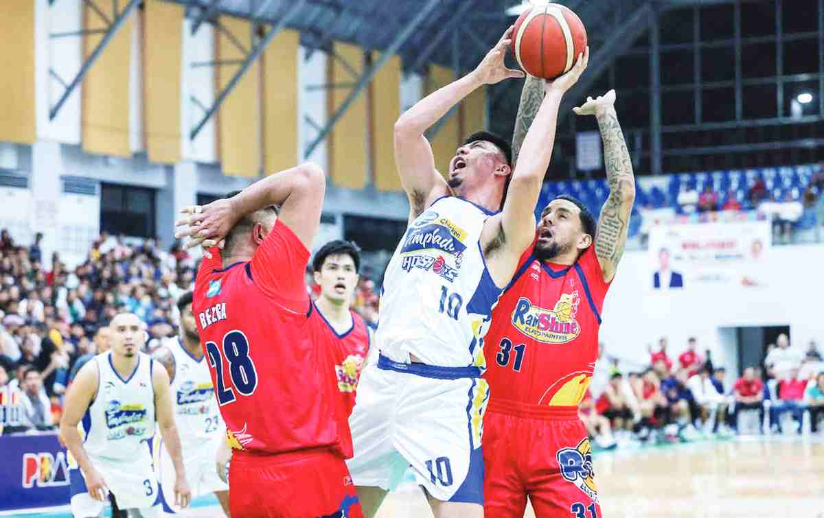 Magnolia Chicken Timplados Hotshots’ Ian Sangalang attempts to score against the defense of Rain or Shine Elasto Painters’ Beau Belga. (PBA photo)