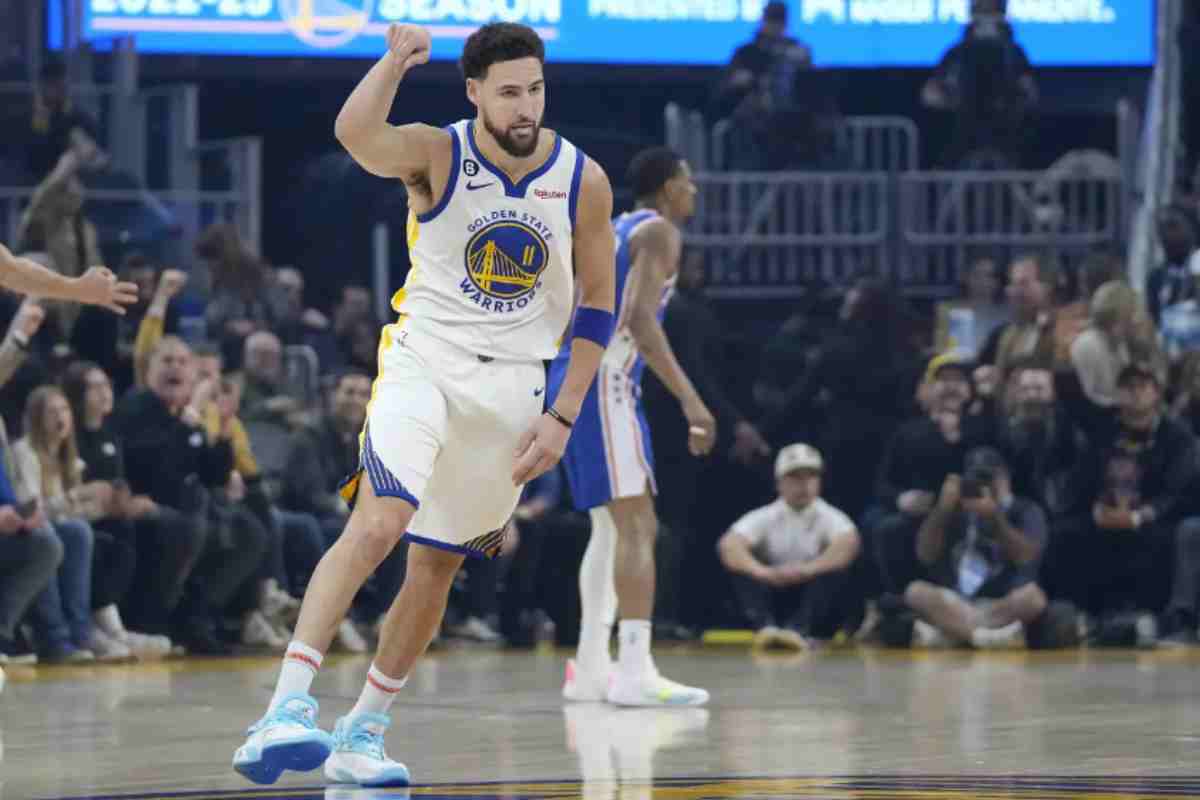 Klay Thompson scored 29 points to lead the Golden State Warriors, 65-50, at half-time and rolled in the second half of an NBA game. (AP photo)