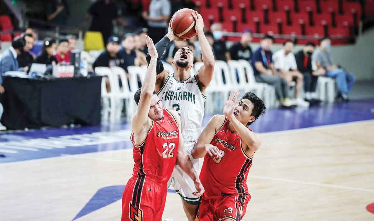 Terrafirma Dyip’s Stephen Holt attacks the defense of NorthPort Batang Pier’s Cade Flores and William Navarro for a layup. (PBA photo)