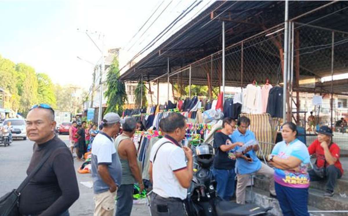 Personnel of the Bacolod City Enforcement Team clear Barangay Alijis’ Carmen Avenue of road obstructions following an order from the City Legal Office. RMN DYHB Bacolod 747 PHOTO