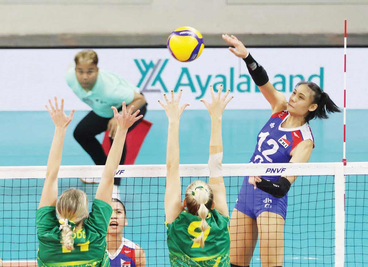 Negrense Angel Canino of Alas Pilipinas scores against two Australian defenders. (PVL photo)