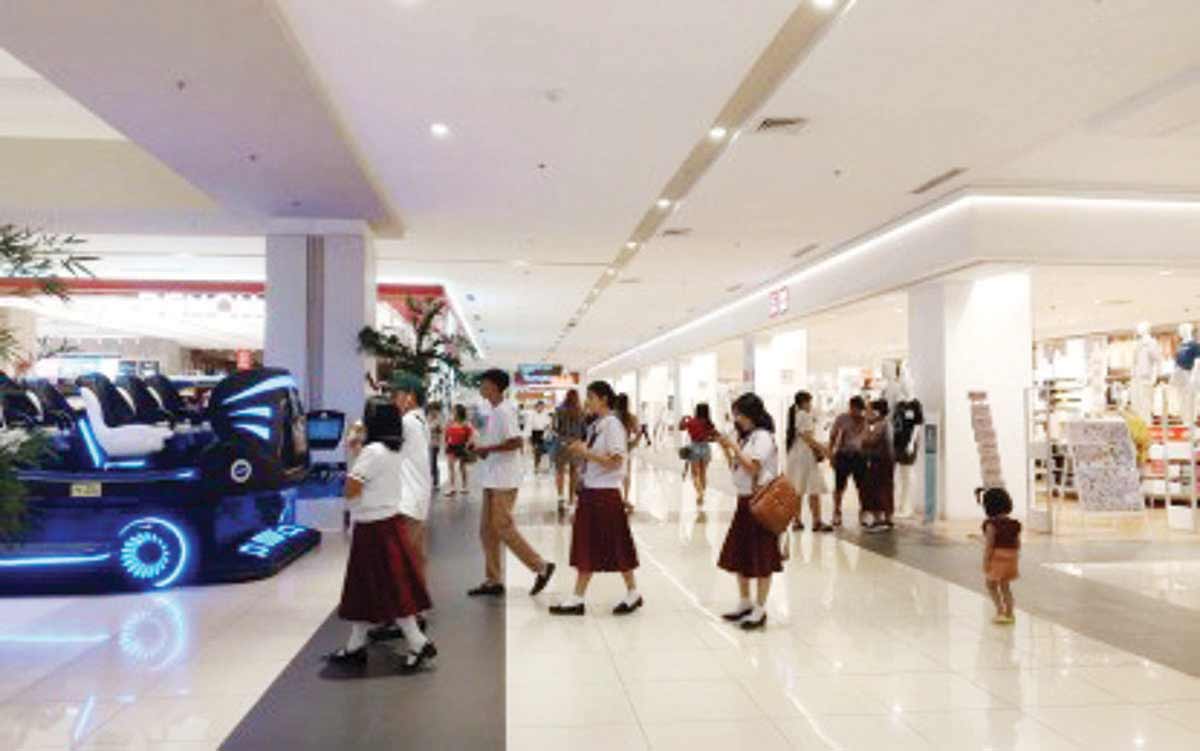 Residents of Bacolod City are advised to take extra precautions amid the increase in COVID-19 cases in some countries following the detection of the “FLiRT” variants. The use of face masks is again encouraged when in an enclosed setting like a shopping mall. (PNA Bacolod photo)