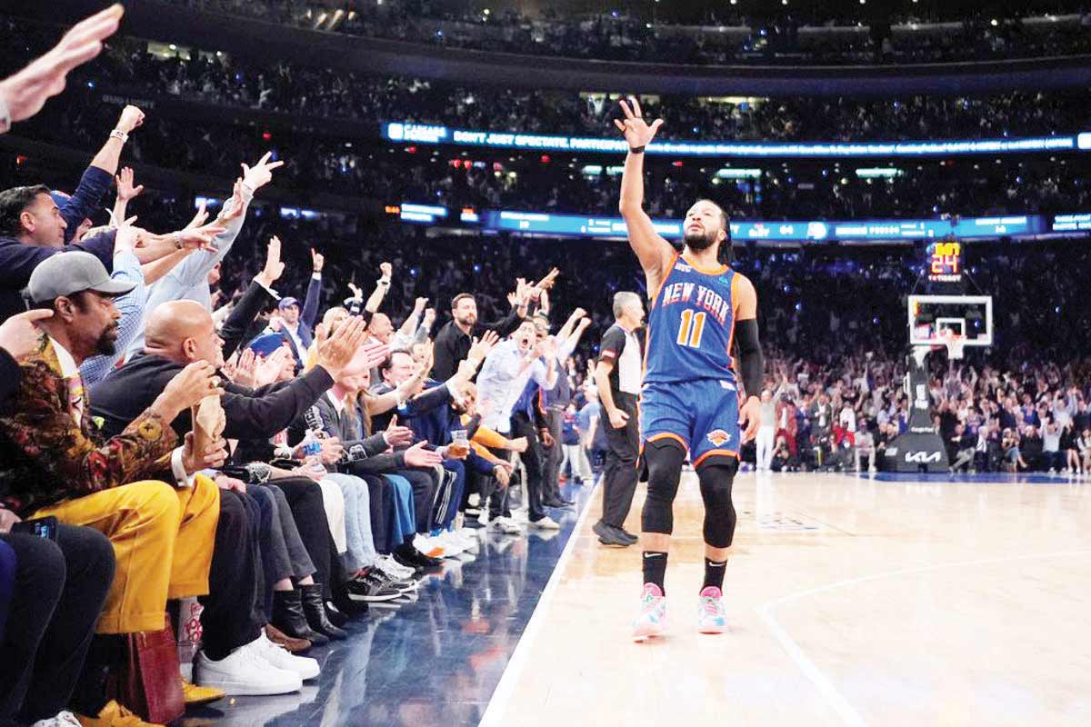 New York Knicks' Jalen Brunson gestures to fans after making a three-point shot during Game 5 of an NBA second-round playoff series against the Indiana Pacers. (Frank Franklin II / AP photo)