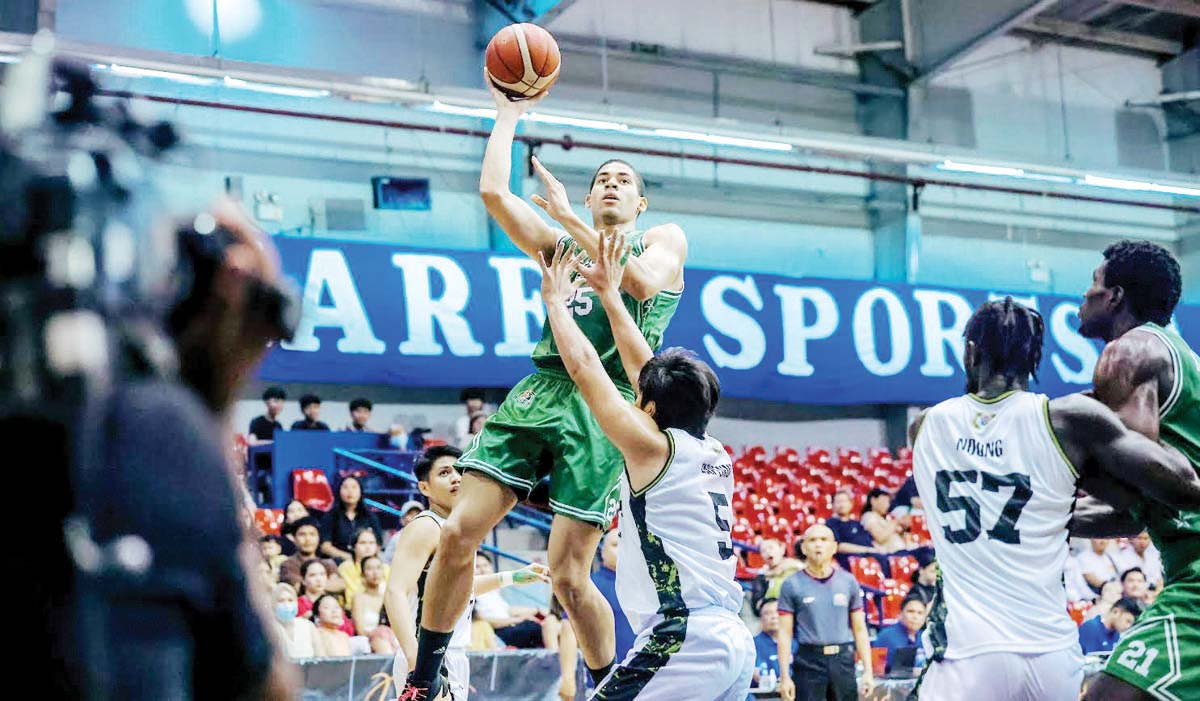 EcoOil-La Salle Green Archers’ Michael Phillips goes for a one-handed basket. (PBA photo)