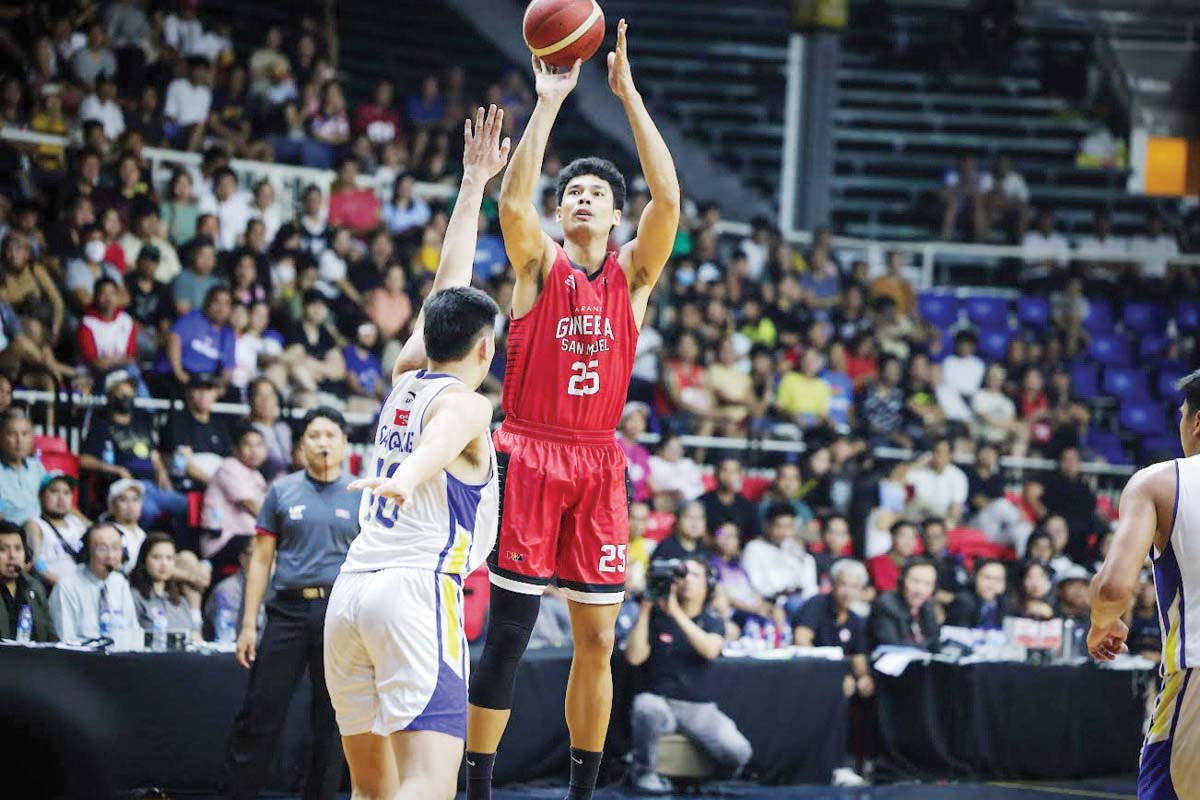 Barangay Ginebra San Miguel Kings’ Japeth Aguilar pulls up for a shot against the defense of Magnolia Chicken Timplados Hotshots’ Ian Sangalang. (PBA photo)