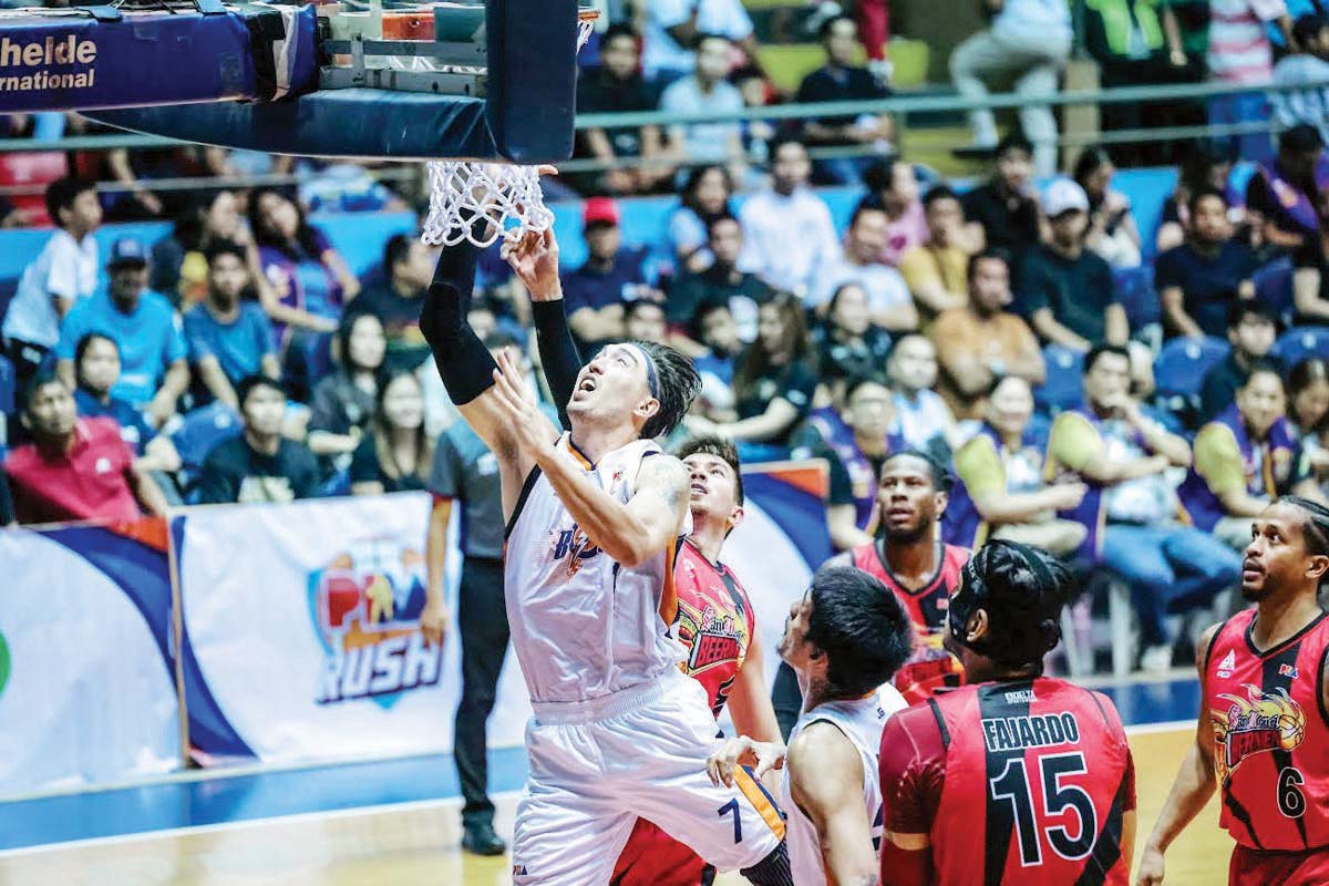 Meralco Bolts’ Clifford Hodge goes for a tough layup. (PBA photo)